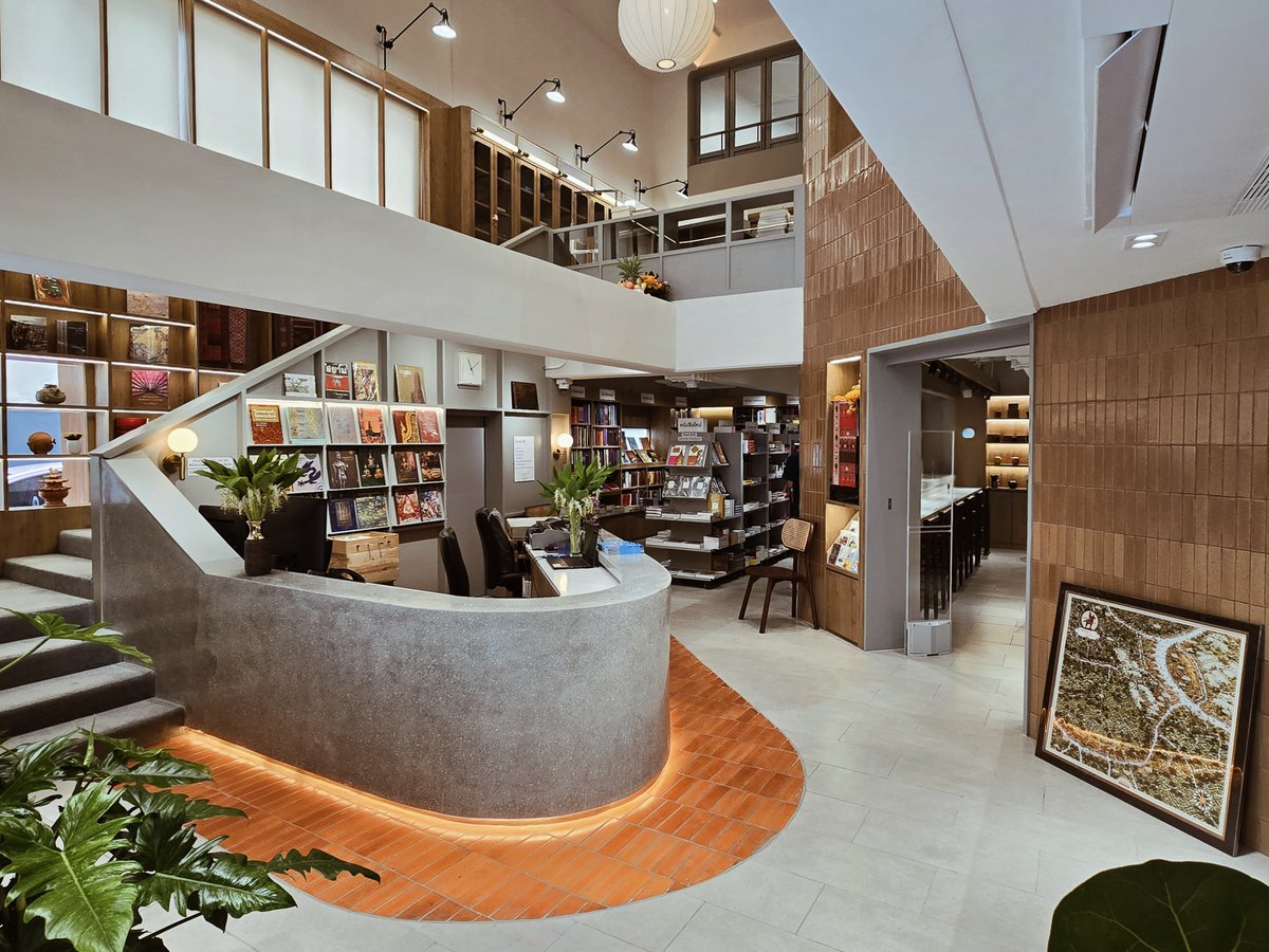 ดีใจมากเลยที่ฝั่งธนบ้านเรามีร้านหนังสือมาเปิดใหม่ แถมยังมีคาเฟ่ให้มาติบกาแฟ นั่งเล่นในที่เดียวกัน ให้ฟีล Book Cafe

ร้านคือ‘ร้านหนังสือริมขอบฟ้า’ ที่เคยอยู่แถวราชดำเนิน ตอนนี้ย้ายมาอยู่แถวจรัญฯ แล้วร้านสวยมาก มีหนังสือให้ซื้อเยอะเลย 

#ธนบุเรี่ยนรีวิว #รีวิวฝั่งธน #อร่อยบอกต่อ