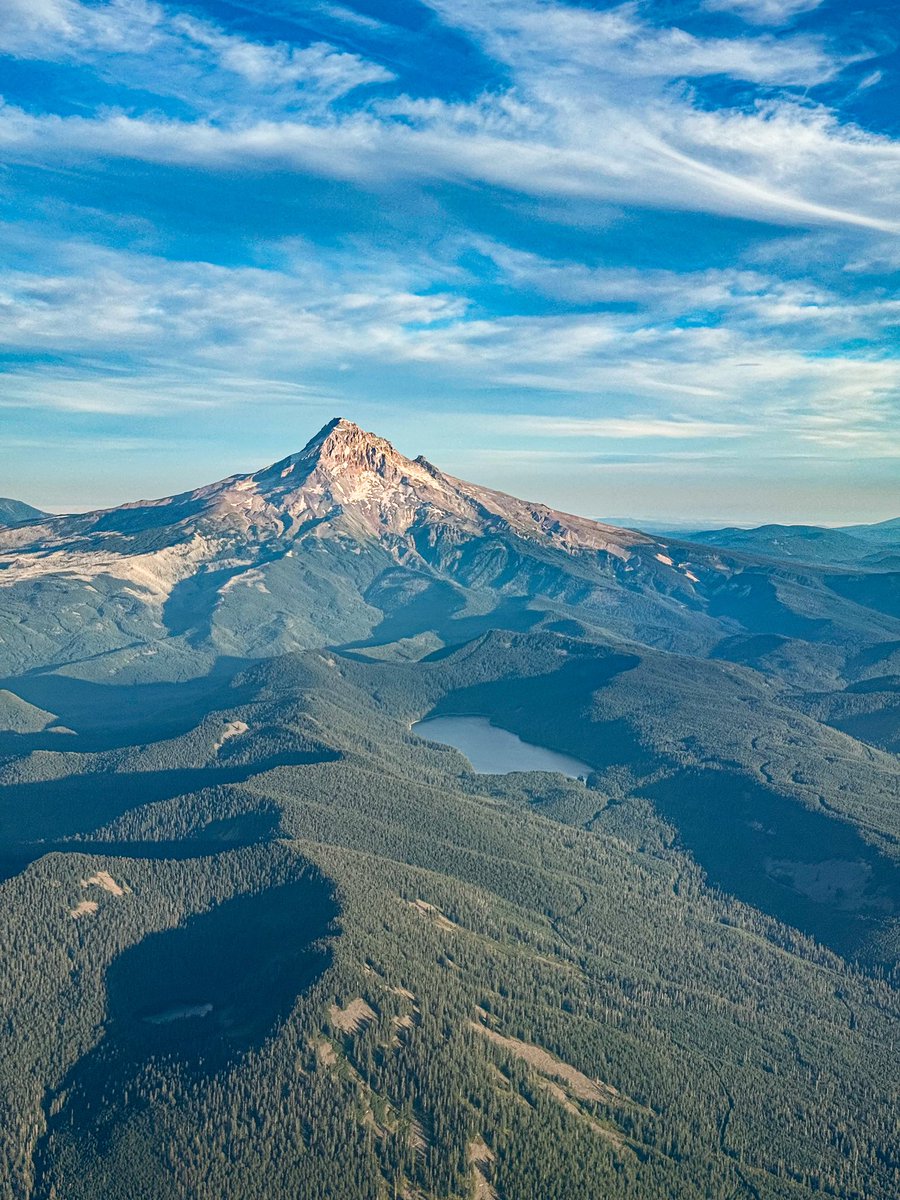 CallMeEspinoza's tweet image. I’m still trippin about the view of mount hood flying into Portland. Tallest point in the state of Oregon.

Probably the best view I’ve ever seen from a plane. 

Peep Mount Adam’s peak in the distance. Thats the second tallest mountain in the state of Washington back there.