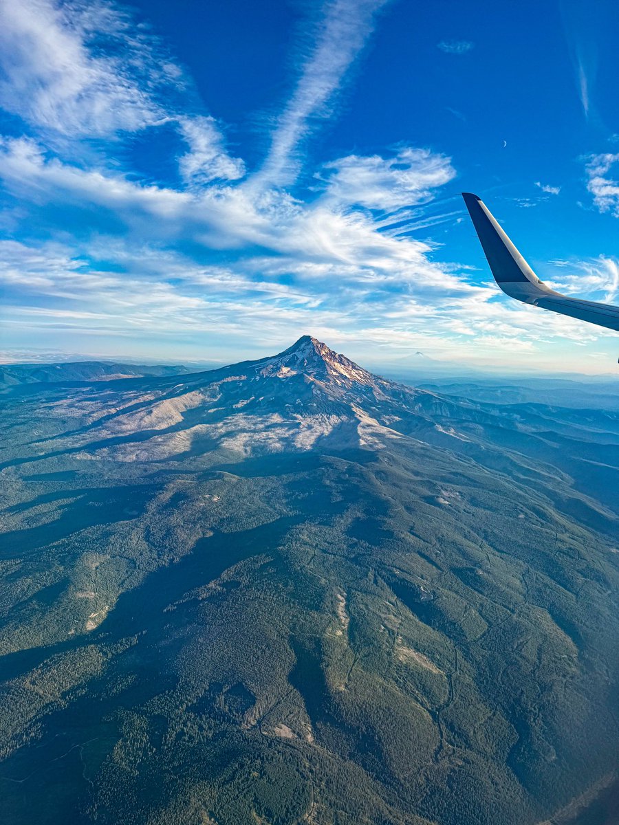 CallMeEspinoza's tweet image. I’m still trippin about the view of mount hood flying into Portland. Tallest point in the state of Oregon.

Probably the best view I’ve ever seen from a plane. 

Peep Mount Adam’s peak in the distance. Thats the second tallest mountain in the state of Washington back there.