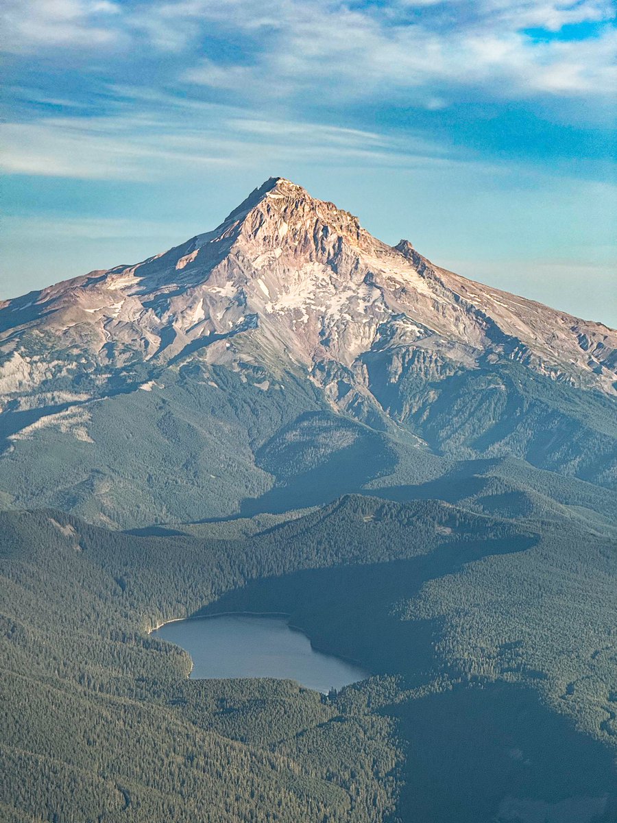 CallMeEspinoza's tweet image. I’m still trippin about the view of mount hood flying into Portland. Tallest point in the state of Oregon.

Probably the best view I’ve ever seen from a plane. 

Peep Mount Adam’s peak in the distance. Thats the second tallest mountain in the state of Washington back there.