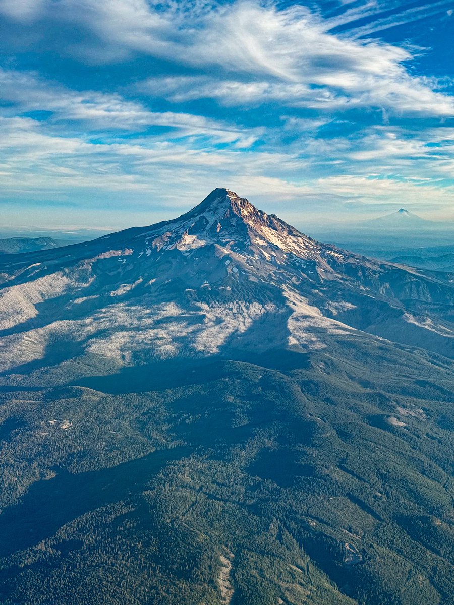 CallMeEspinoza's tweet image. I’m still trippin about the view of mount hood flying into Portland. Tallest point in the state of Oregon.

Probably the best view I’ve ever seen from a plane. 

Peep Mount Adam’s peak in the distance. Thats the second tallest mountain in the state of Washington back there.