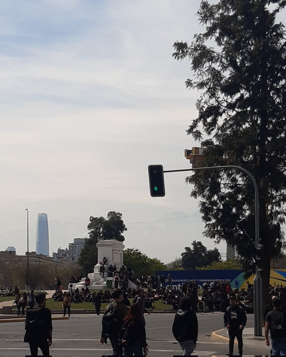 carolacarrasc's tweet photo. Comenzaron desmanes sin demandas legitimas escolares reclamando porque? Por Allende? Pendejos payasos ayuden a sus padre a cobrar el 10%
@PamJiles
#NUEVORETIRO
#11deSep https://t.co/DqIO4N5drJ