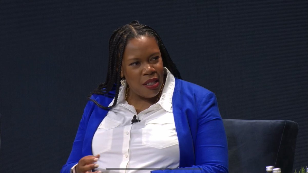 sarbjeetjohal's tweet image. #OracleCloudWorld Keynote with @Oracle CEO Safra Catz starts in Las Vegas with a sharp focus on Customers. 

So far on stage: 

Bill Hornbuckle, CEO &amp;amp; President, 
@MGMResortsIntl

La&apos;Naia Jones, CIO, 
@CIA
 
Jean-Yves Fillion, Vice-Chairman, Board of Directors, 
@BNPParibas…