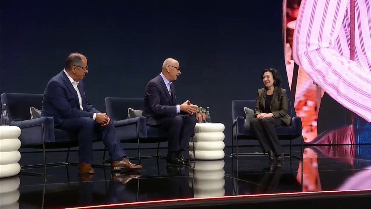 sarbjeetjohal's tweet image. #OracleCloudWorld Keynote with @Oracle CEO Safra Catz starts in Las Vegas with a sharp focus on Customers. 

So far on stage: 

Bill Hornbuckle, CEO &amp;amp; President, 
@MGMResortsIntl

La&apos;Naia Jones, CIO, 
@CIA
 
Jean-Yves Fillion, Vice-Chairman, Board of Directors, 
@BNPParibas…