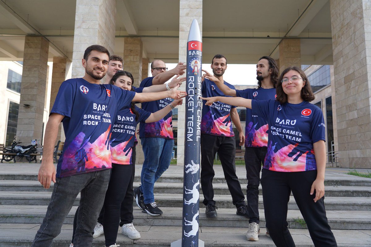 Rota belirlendi 🧭

Son hazırlıklar yapıldı ✅

#TEKNOFEST pozu verildi 📸

Şimdi yola çıkma zamanı❗️

✈️<a href="/tunga_uav_team/">TUNGA UAV TEAM</a> 

🚀<a href="/spacecamelroket/">Space Camel Roket Takımı</a> 

#TEKNOFEST #BARÜ <a href="/Selcuk/">Selçuk Bayraktar</a>