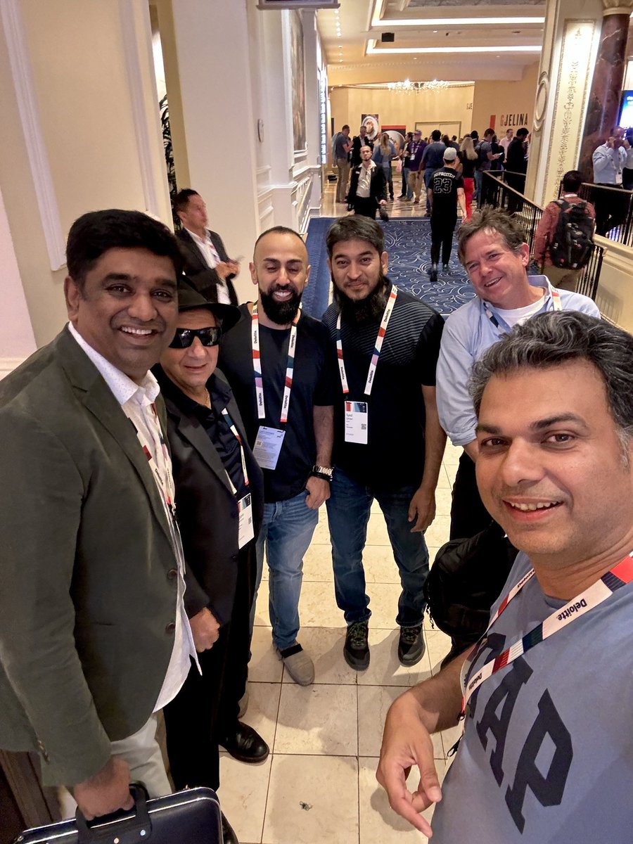 sandeshr's tweet image. A good meeting with #Paypal and the @laouc speakers #OracleCloudWorld #CloudInnovation #ocw #CloudWorld @alexzaballa @kumarrajamani @OsamaOracle Angelo Pruscino @oraclesean @rodrigojorgedba