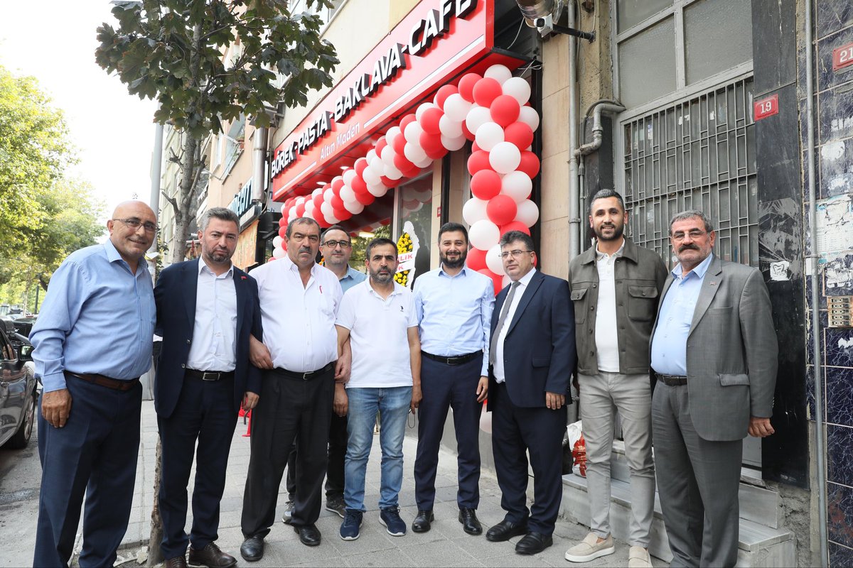 MevlutOztekin's tweet photo. 📌Merkez Mahallemizde faaliyet gösterecek "Altın Maden Pasta &amp; Börek &amp; Cafe" işletmesinin açılışını gerçekleştirdik. İşletmemiz esnafımız Mecit Yüksel ve mahallemize hayırlı olsun. https://t.co/o2ba9cgwm0