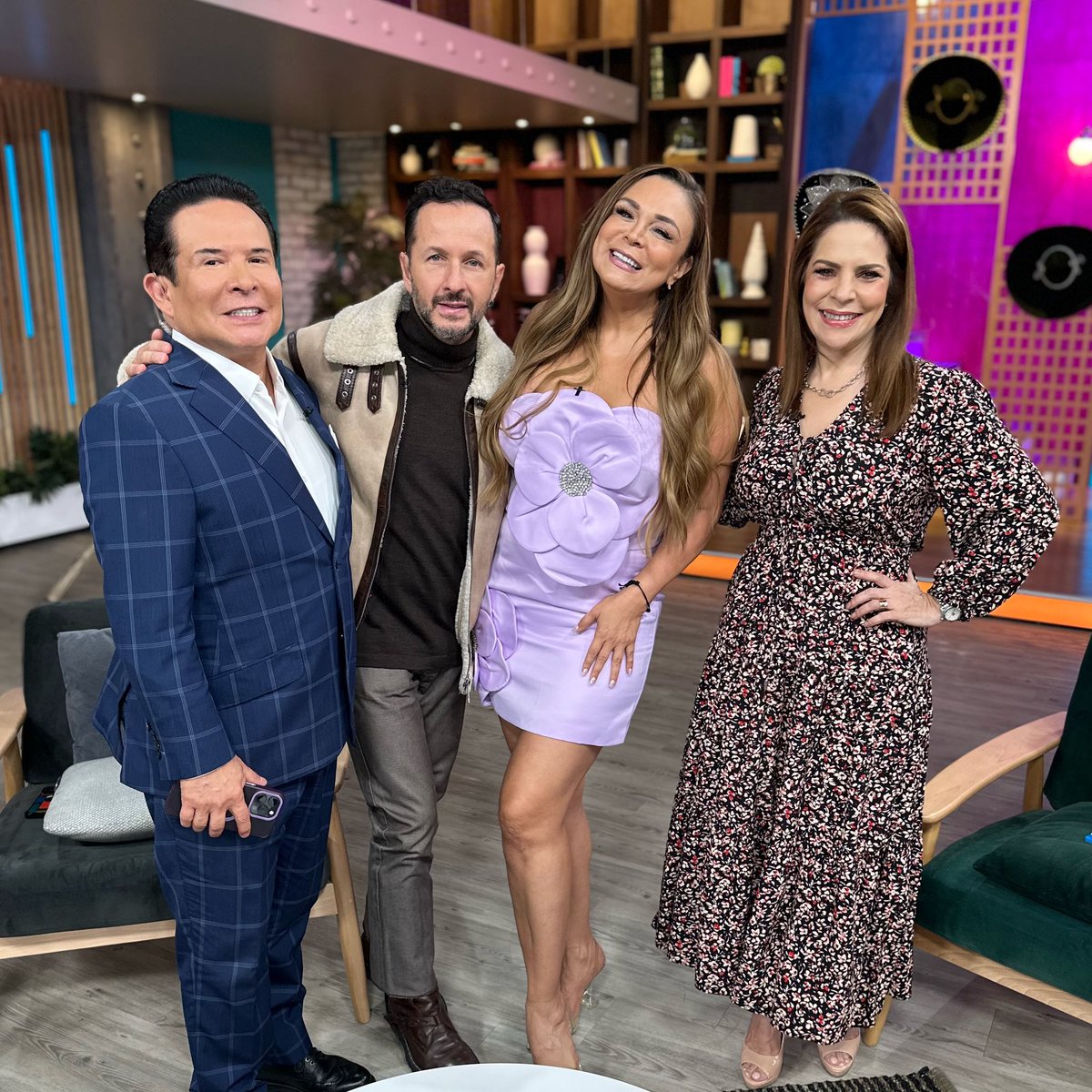 ¡<a href="/BrendaBezares/">Brenda Bezares</a> continúa con nosotros en #SaleElSol porque más adelante nos cantará su éxito tema #DemasiadoFuerte! 💃🏻🎤🎶☀️📺