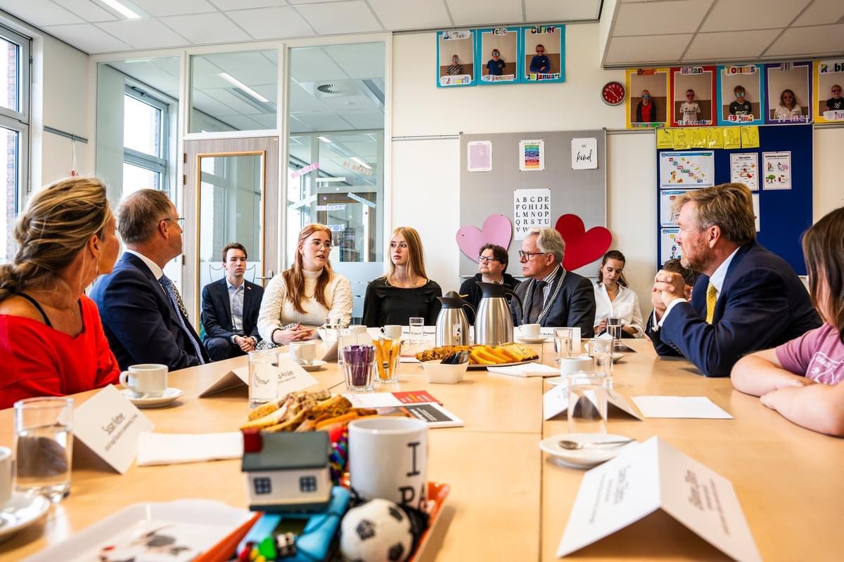 provgroningen's tweet photo. Vandaag verwelkomde Openbare Basisschool De Huifkar in #TenBoer een bijzondere gast: Koning Willem-Alexander (@koninklijkhuis).
🧠 Het bezoek stond in het teken van de impact van de aardbevingsproblematiek op de mentale gezondheid van kinderen en jongeren. https://t.co/rv3lCTT66Y