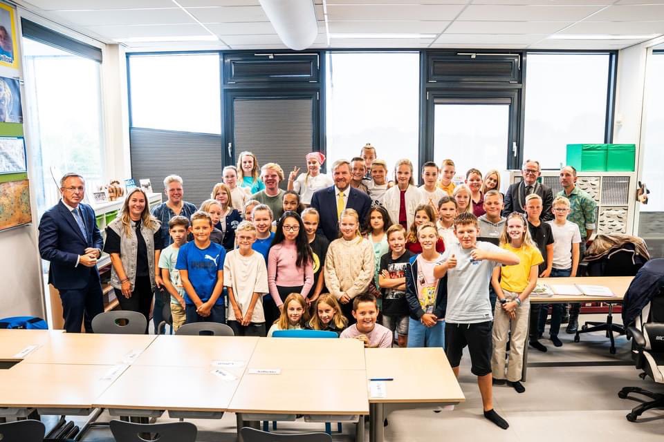 provgroningen's tweet photo. Vandaag verwelkomde Openbare Basisschool De Huifkar in #TenBoer een bijzondere gast: Koning Willem-Alexander (@koninklijkhuis).
🧠 Het bezoek stond in het teken van de impact van de aardbevingsproblematiek op de mentale gezondheid van kinderen en jongeren. https://t.co/rv3lCTT66Y