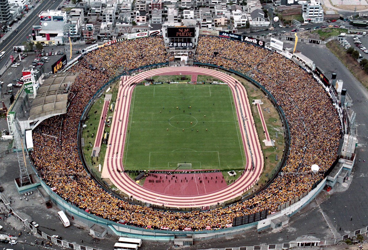 ciyiei's tweet photo. Hablemos del AURA que tenían (ya no) los partidos de local x eliminatorias 

-estadio siempre lleno ✅
-previa desde las 6:00 AM (el partido era a las 2 de la tarde) ✅
-los equipos venían resignados a recibir banana a 2000 metros sobre el nivel del mar ✅
-no existía ECDF ✅ https://t.co/6gqtbNI4RV