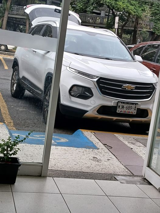 VeroAngelmp's tweet photo. Cómodamente estacionada, la dueña de esta camioneta, obstruyendo el paso de las personas con discapacidad.
Espero ella que nunca tenga la necesidad https://t.co/zRS3I5HYIX