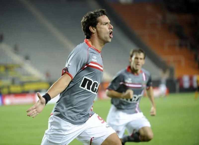 Banco muchisimo esta movida tuitera de subir cosas viejas del futbol argentino