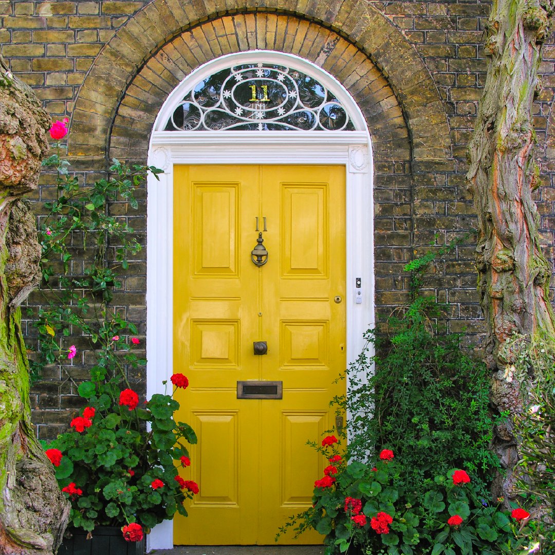 Tell your estate who you are with a freshly painted front door that’s unique to you. Enjoy 5eur off our Advanced Satinwood and High Gloss finishes for a limited time. 
🎨 Colour: "Bumblebee" in Advanced High Gloss 🐝  #fleetwoodpaints #paintyourdoras
