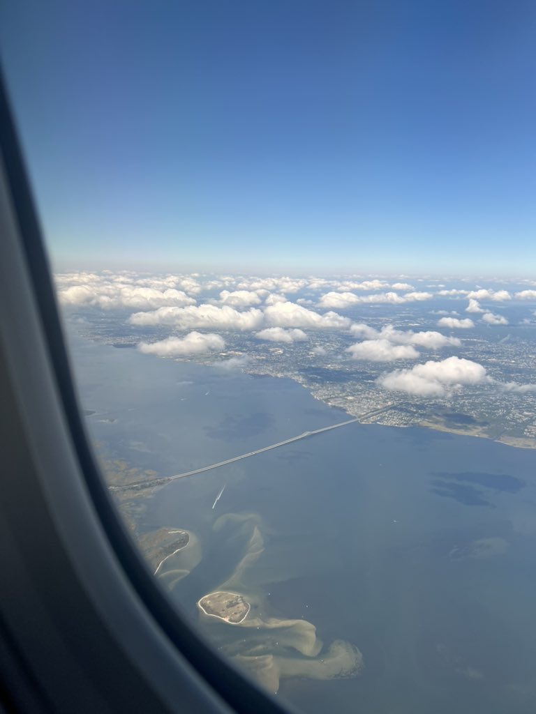 crbrownwilson's tweet image. And we’re on our way @EmoryUniversity @LCreightonRN - A brief stop at JFK - keeping hydrated during our flight/stopover with our #ASMOSUSresource water bottle!
