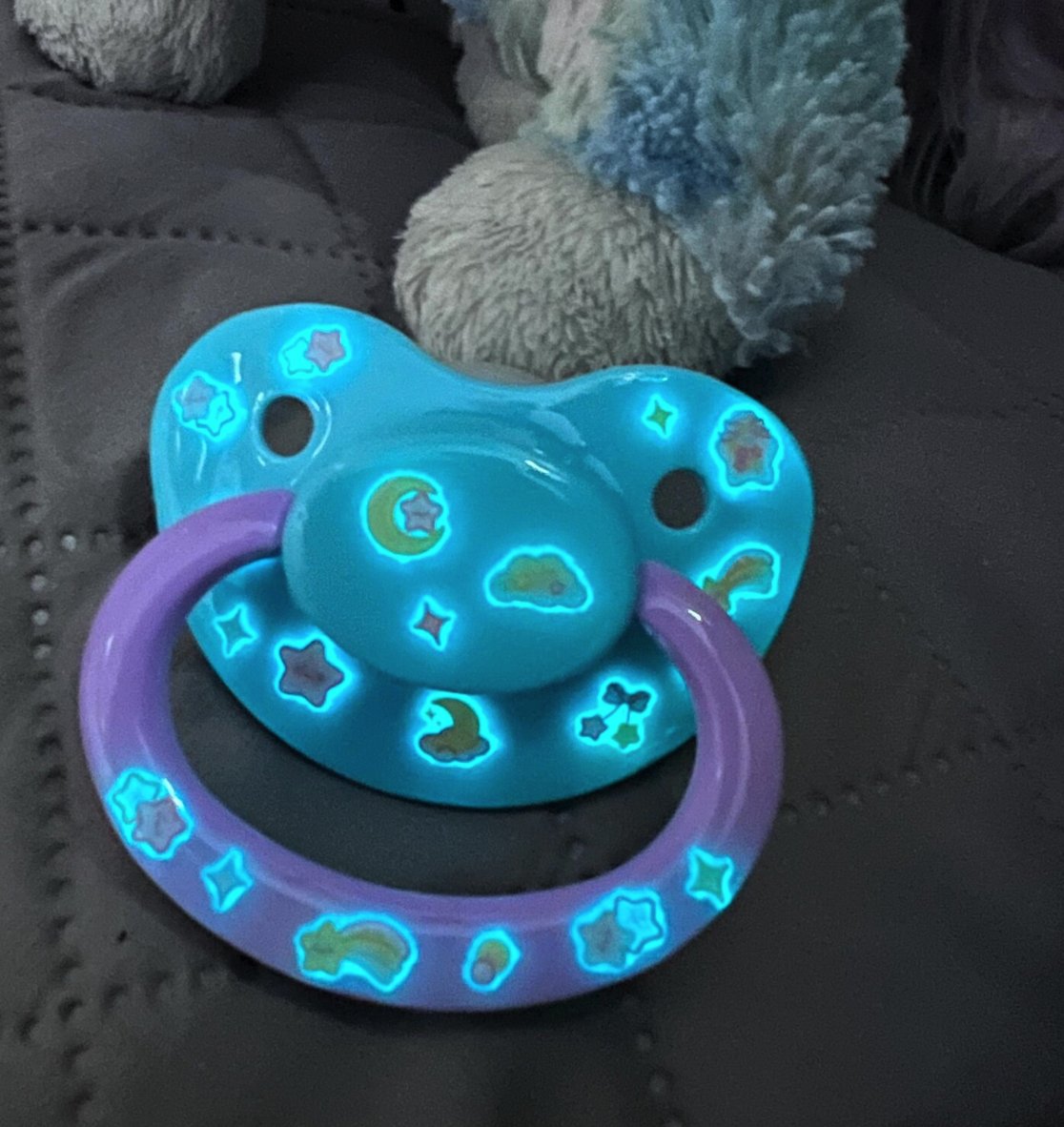 VixensHD's tweet photo. New Glow in the dark adult pacifier design!!

Check it out: https://t.co/BzLmPUp3NZ

#abdl #abdlgear #littlespace #abdlcommunity #adultbaby #adultpacifier https://t.co/yBNBKImkkP