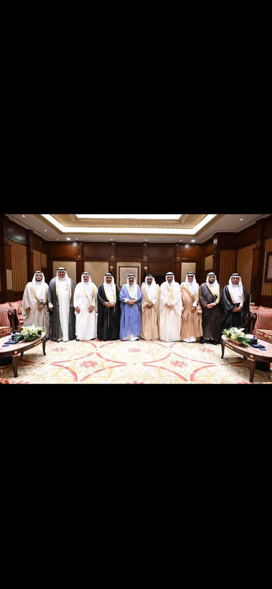 Dralsherikah's tweet photo. تشرف والدي مع اخواني الغاليين بلقاء صاحب السمو امير البلاد وولي عهده الأمين حفظهم الله صباح هذا اليوم وكان القاء الاب لابناءه سائلين المولى عز وجل ان يمدهم بالصحه والعافيه https://t.co/XpInKUF67n