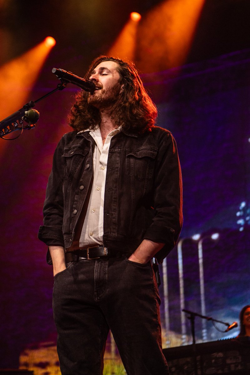 Hozier's tweet photo. Sacramento, Thank you 🖤

📷 @ruthlessimagery https://t.co/VvQKHSVhNF