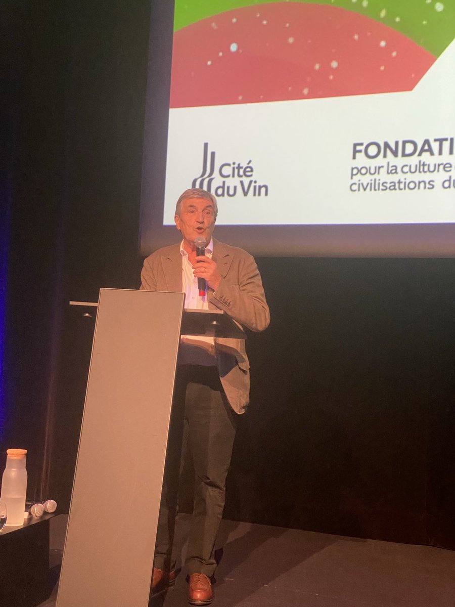 Alain Blanchard (@alain_blancha) on Twitter photo Conférence inaugurale des Vendanges du savoir <a href="/laciteduvin/">Cité du Vin</a> . Le parfumeur Jean-Claude Ellena nous fait entrer dans le monde des odeurs, des parfums et bien sûr du vin. <a href="/univbordeaux/">Université de Bordeaux</a> <a href="/UBMontaigne/">Université Bordeaux Montaigne</a> <a href="/fondationbxuniv/">Fondation Bordeaux Université</a> Conférence inaugurale des Vendanges du savoir <a href="/laciteduvin/">Cité du Vin</a> . Le parfumeur Jean-Claude Ellena nous fait entrer dans le monde des odeurs, des parfums et bien sûr du vin. <a href="/univbordeaux/">Université de Bordeaux</a> <a href="/UBMontaigne/">Université Bordeaux Montaigne</a> <a href="/fondationbxuniv/">Fondation Bordeaux Université</a>