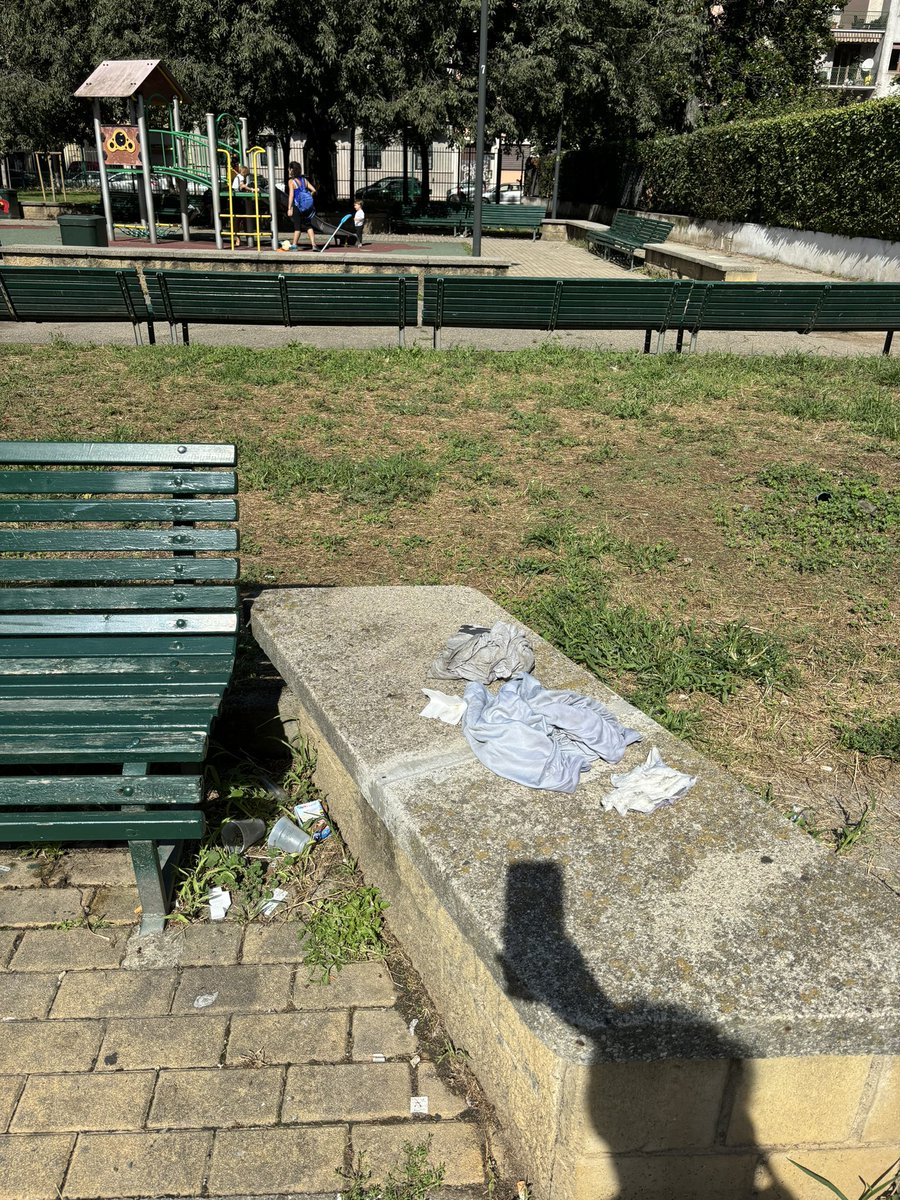 📍GIARDINO
GABRIELE BASILICO a Milano 
Stamattina in uno stato di degrado imbarazzante. 
Sporcizia e incuria.
Ma è possibile che i bambini debbano giocare tra questa sporcizia?!?
<a href="/ComuneMI/">Comune di Milano</a> <a href="/BeppeSala/">Beppe Sala</a>