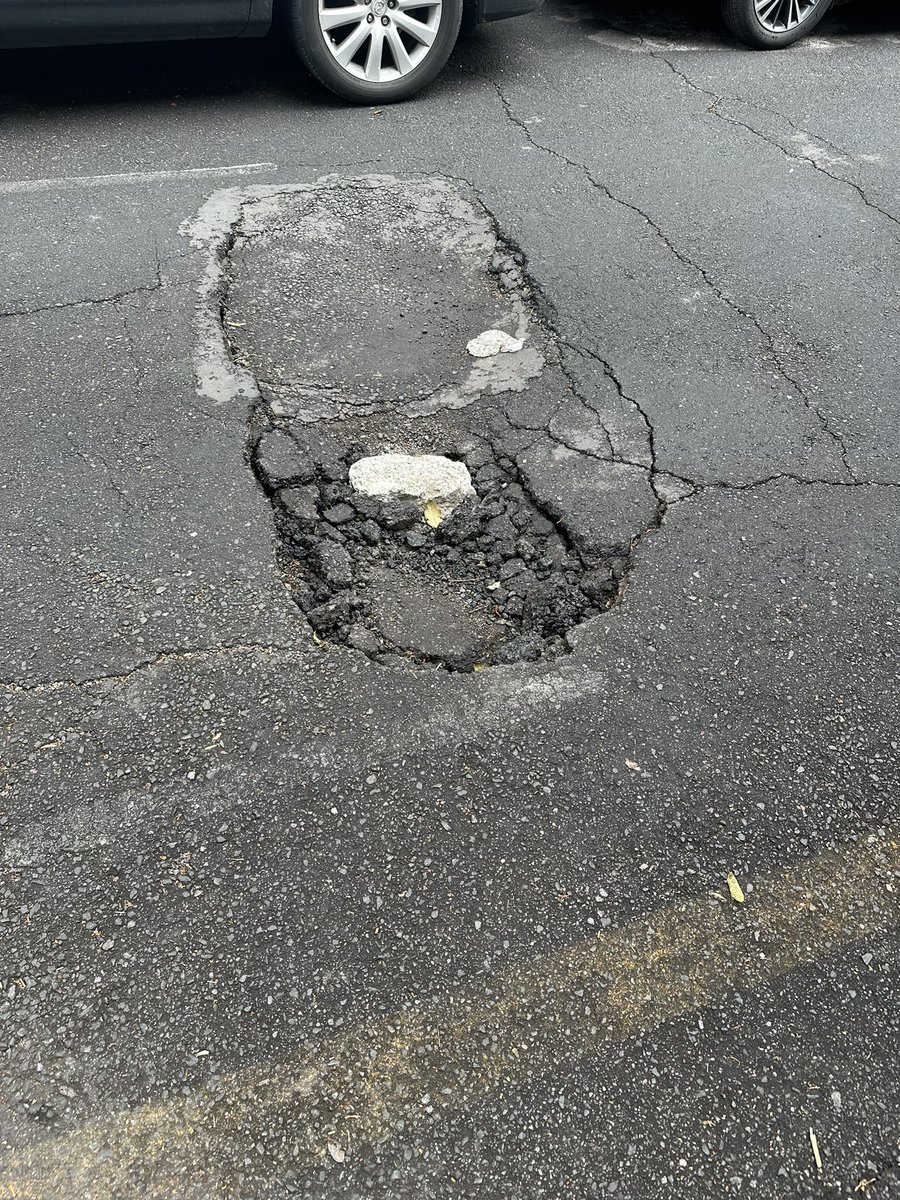 Por favor arreglar hoyo en calle uvas esquina rafael alducin <a href="/AccionesBJ/">Acciones BJ</a> <a href="/ColDelValleBJ/">Colonia Del Valle, Benito Juarez, #CDMX</a> <a href="/BJAlcaldia/">Alcaldía de Benito Juárez</a> <a href="/En_laDelValle/">En la Del Valle</a>