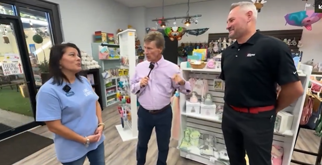 SWEPCoNews's tweet image. Excited to share the @KTBS Community Caravan featured Heartisans Marketplace in #Longviewtx today! This nonprofit is close to our hearts, with many SWEPCO employees volunteering their time to support its mission. 💖 Watch the segment: ms.spr.ly/6010mM6Ep