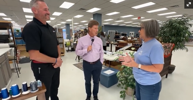 SWEPCoNews's tweet image. Excited to share the @KTBS Community Caravan featured Heartisans Marketplace in #Longviewtx today! This nonprofit is close to our hearts, with many SWEPCO employees volunteering their time to support its mission. 💖 Watch the segment: ms.spr.ly/6010mM6Ep