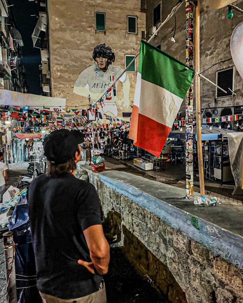 🇦🇷🥹 Atención a esta estadística: durante el año pasado, el famoso mural de Maradona sobre el Quartieri Spagnoli di Napoli fue el SEGUNDO LUGAR más turisteado de toda Italia, con un promedio de 20.000 VISITANTES por día y 6M (!) en total, solo superado por el Coliseo Romano.