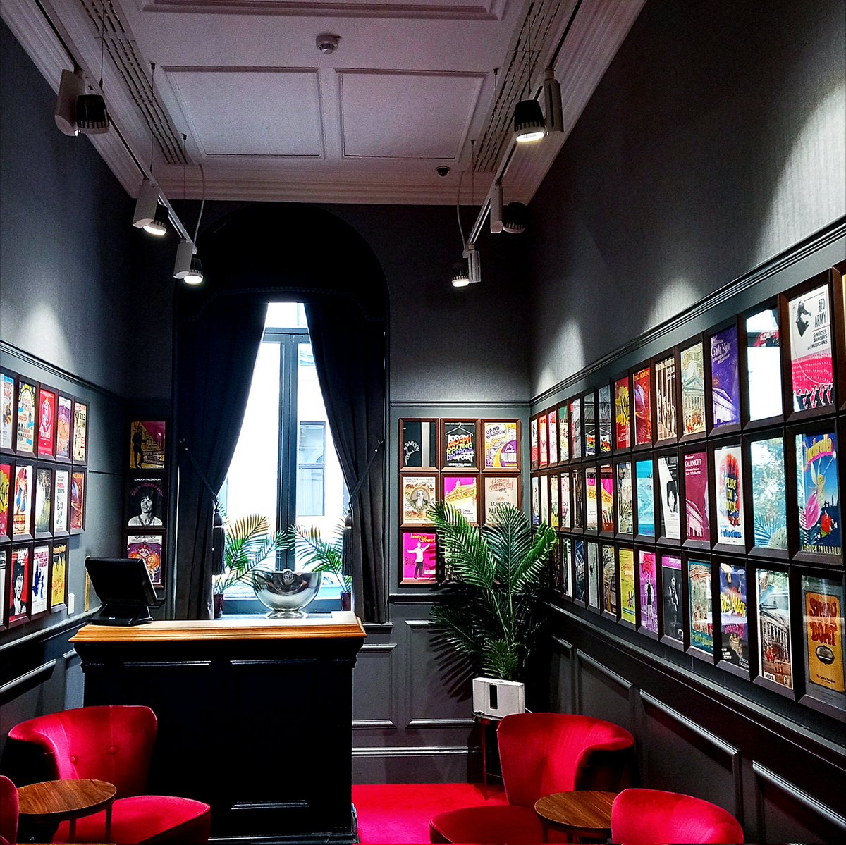 Hello, Dolly! 💘
📍 London Palladium I 28 August 2024
⭐️⭐️⭐️⭐️

"the London Palladium has staged a historically masterful production"

Latest review for <a href="/hellodollyLDN/">HELLO, DOLLY!</a>  <a href="/LondonPalladium/">The London Palladium</a>
With mention to <a href="/saulbache/">Saul Bache</a>'s fab tour 🧡

jackstage.co.uk/post/hello-dol…
<a href="/BillDeamer/">Bill Deamer</a> <a href="/jennarusselluk/">Jenna Russell</a>