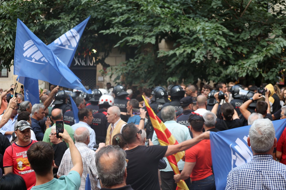 Arran_jovent's tweet image. ⚠️ ARA MATEIX! Boicotegem l'acte d'Aliança Catalana previ a la Diada al Fossar de les Moreres