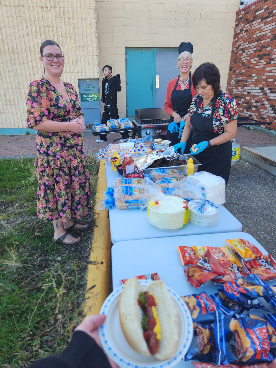 FrankSpraginsHS's tweet image. It&apos;s a great day to be at Frank Spragins!  Students and their famlies can stop by for our Welcome Back BBQ, until 1:00pm.  Try the food and games, meet some of our staff, and ask about our programs. #FMPSD #doingwhatsbestforkids