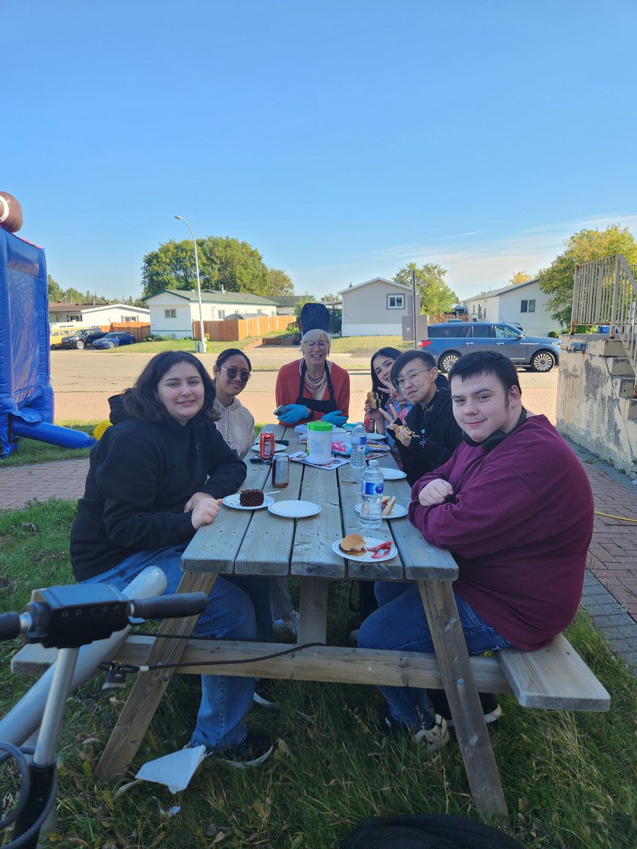 FrankSpraginsHS's tweet image. It&apos;s a great day to be at Frank Spragins!  Students and their famlies can stop by for our Welcome Back BBQ, until 1:00pm.  Try the food and games, meet some of our staff, and ask about our programs. #FMPSD #doingwhatsbestforkids