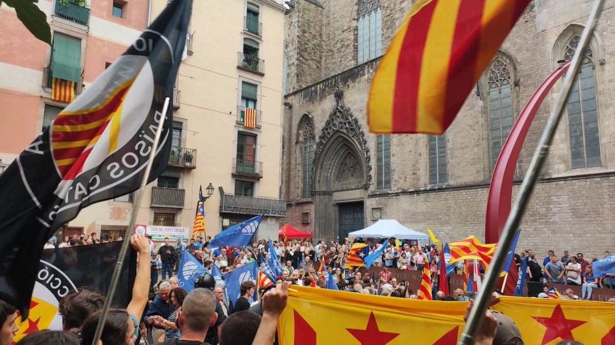 La_Directa's tweet photo. #POLÍTICA | Manifestants antifeixistes es concentren al Fossar de les Moreres contra Aliança Catalana, que hi ha convocat un acte https://t.co/3ylsLbYPlk L'esquerra independentista crida a "no normalitzar" la participació de l'extrema dreta, tampoc en el marc de la Diada nacional https://t.co/Emq5NeaZGC