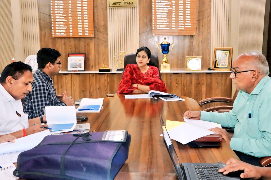 CommissionerAgr's tweet image. इंडस्ट्रियल लैंड बैंक बढ़ाने, प्राधिकरण की सभी भूमि को कब्जा मुक्त किए जाने तथा इसी माह में ट्रांसपोर्ट नगर योजना को प्लान करते हुए आवंटन निकाले जाने हेतु निर्देशित किया।

#fsda 
@CMOfficeUP 
@spgoyal