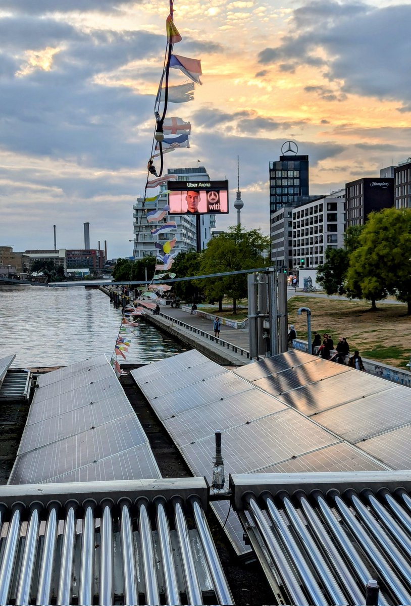 balkonsolar's tweet image. Keine Tagung ohne #SolarPower ☀️
Unsere Vorsitzende @SimoneHerpich übernachtet auf dem Berliner Solarschiff #shipotel. Morgen ist Tag zwei der spannenden Fachtagung #pluginsolar von @empowersource. empowersource.de/fachtagung-plu…