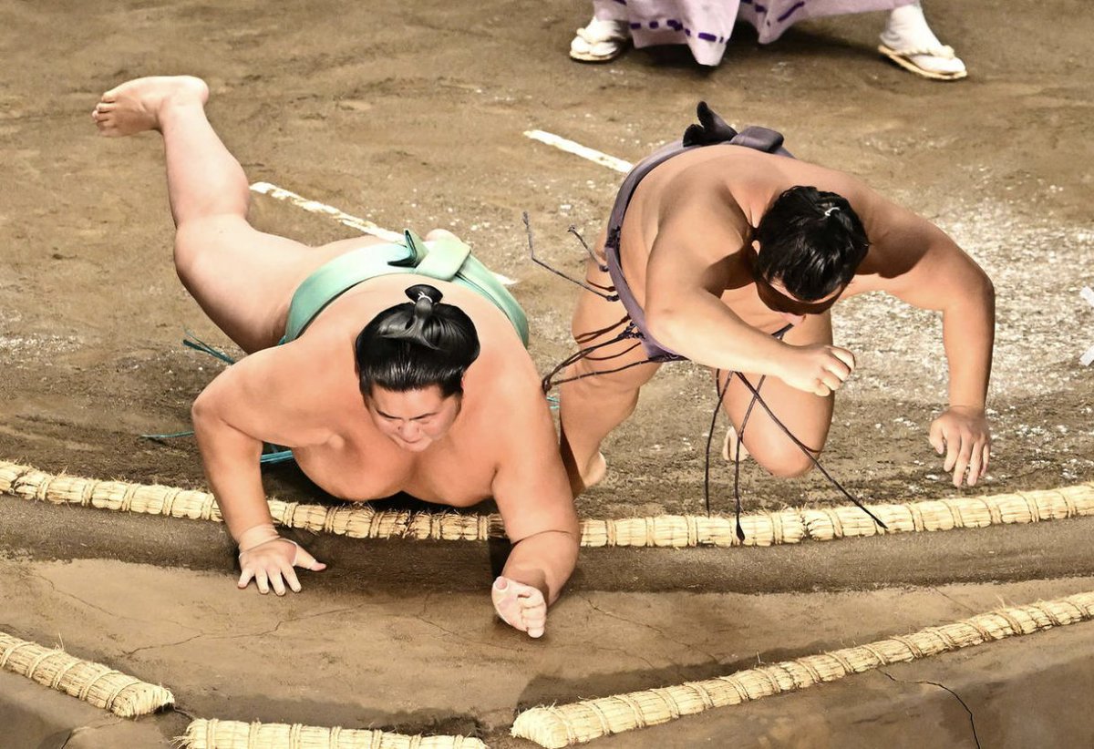 Ah--the plot thickens.
The writer (below) suggests a JSA bias for Kotozakura as he is the great hope for sumo's next yokozuna which is critical because of Terunofuji's precarious health.

So the absence of a mono-ii per the outrageously wrong call in favor of Kotozakura, who