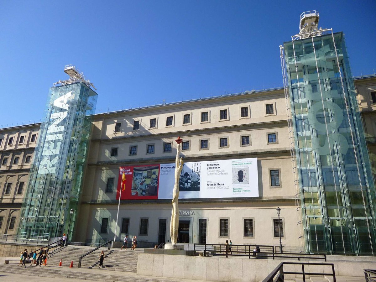 de 1992en el vértice sur del conocido como Triángulo del Arte de #Madrid se inaugura del Museo Nacional Centro de Arte Reina Sofía.

🖼️ Museo de arte del Siglo XX y contemporáneo.

🔘 Tiene obras de Dalí, Picasso y Joan Miró, entre otros.