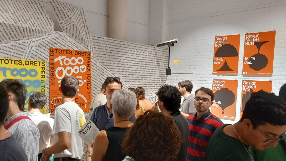 ¡¡Ya puedes visitar la exposición #PremiosADCV2024!!
Hasta el 17/10, la muestra reúne los diseños galardonados, incluyendo una proyección sobre los tres Premios Honoríficos, en un espacio definido a partir de un proceso innovador, basado en la cocreación y la sostenibilidad
(1/2)