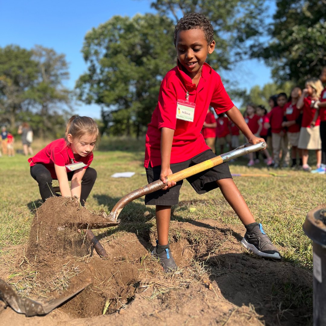 TreeTrust's tweet image. 🌞🌳 Thanks to Connexus Energy & Green Futures, students at Davinci Academy of Art and Science are Learning with Trees™! 💚 Our Career Pathways team installed a stunning outdoor classroom for learning under the sky! 🌿📚 #LearningWithTrees #OutdoorEducation