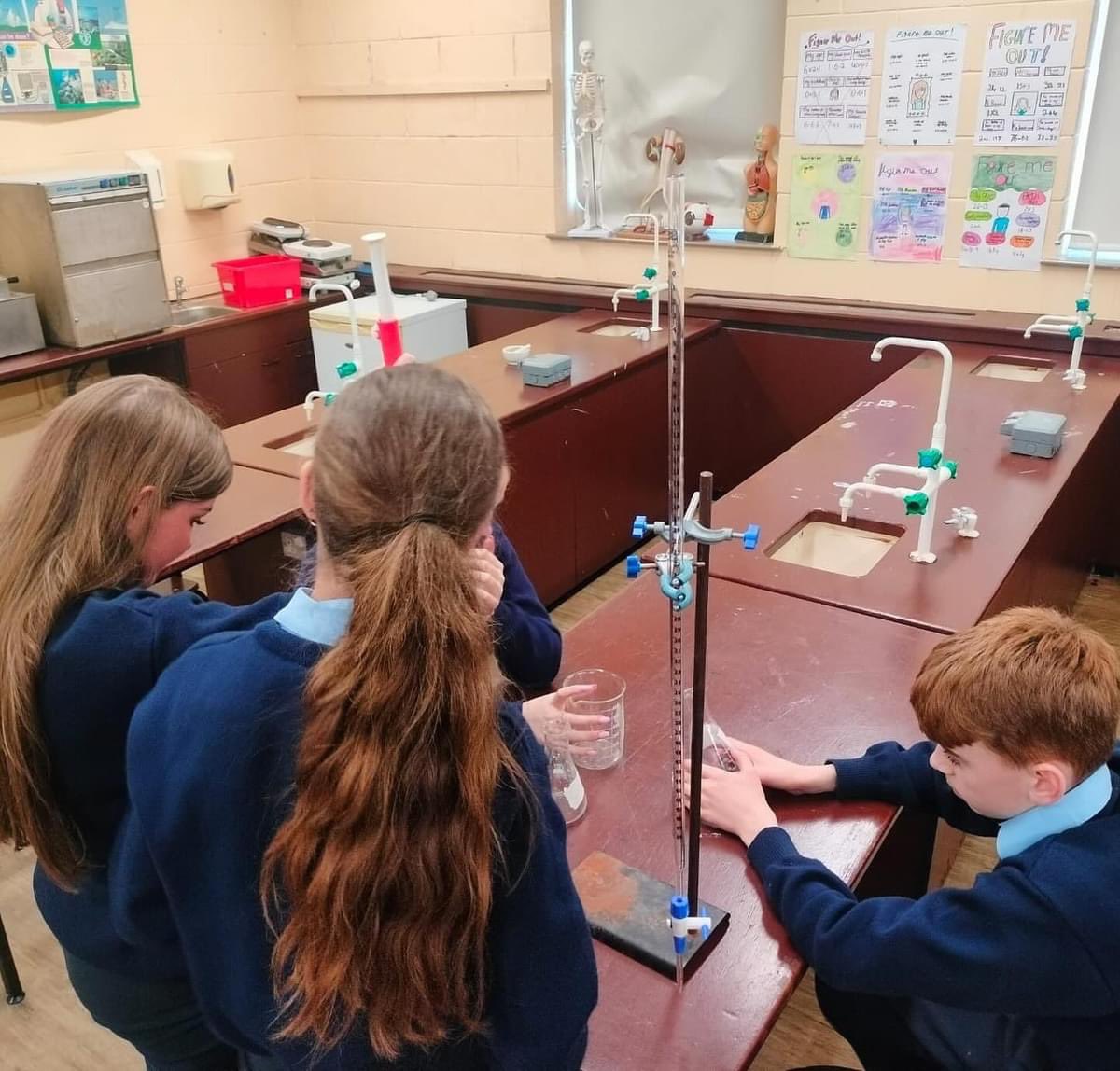 Ms. McMahons 2nd year Science class doing some titrations in their lesson 🔬🧪