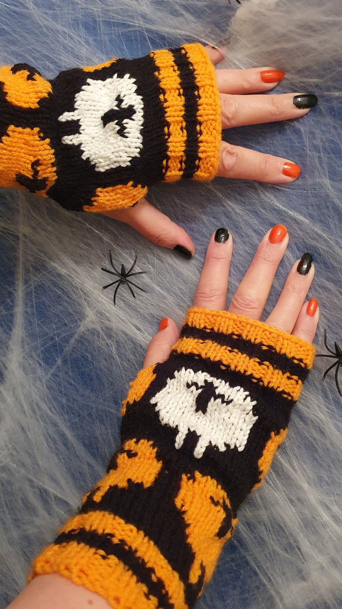LouiseWalton78's tweet photo. These knitted Glow in the Dark wristwarmers have been added to my website- Yes SHEEP that GLOW in the DARK . Great for Halloween https://t.co/hs6QRt73fr

 #womaninbizhour https://t.co/giBbdn3PTd