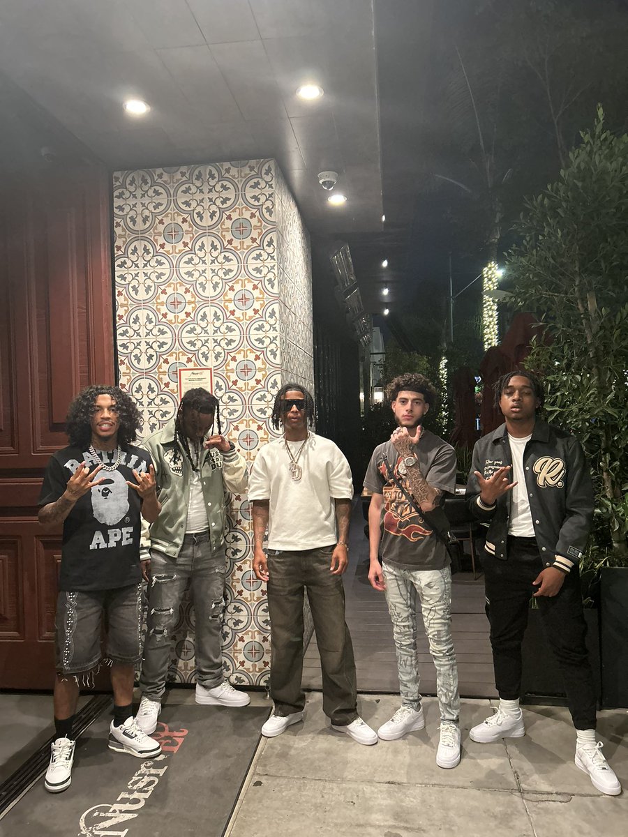 bm22ney's tweet photo. MY 🥷’S HUSTLING U WONDERING WHY IS MY TEAM UP , I AINT HAVE TO GIVE EM💩THEY FOUND EM A 🔌 & THEY RE- UP 😮💨🦅 #FOREVER16🩵 #ABEE4EVER💔🐝 #LLDRE❤️🩹 #AFNXGLE💩 https://t.co/TUHGwywQJ6