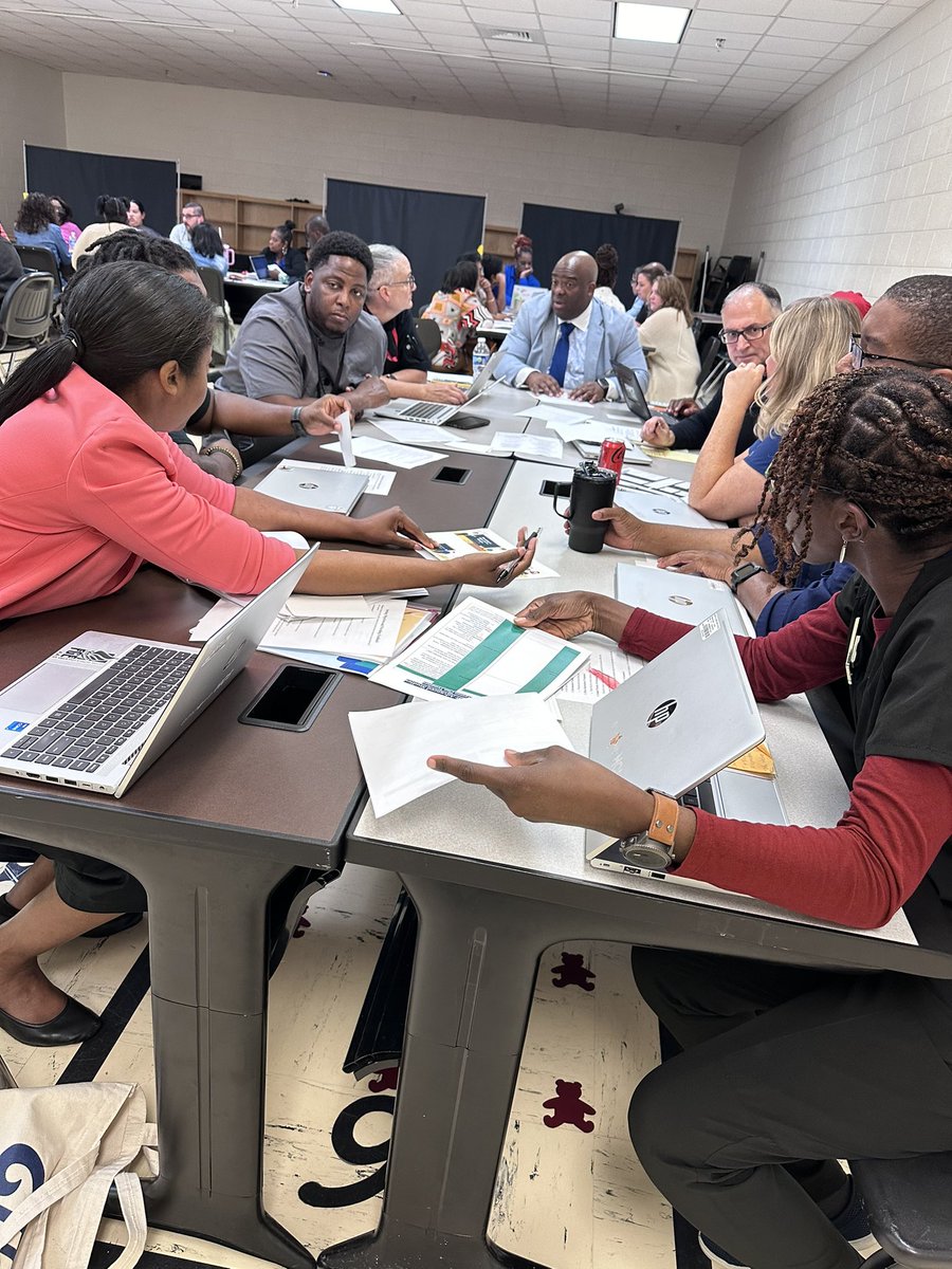 AAS_HCS's tweet photo. AAS trainers, led by IEF @ElbrettaC, engage in interdisciplinary collaborative planning. Today’s focus includes setting objectives and providing feedback. @DLinnBwell #InstructionalFoundations https://t.co/9NXF2HyJMc