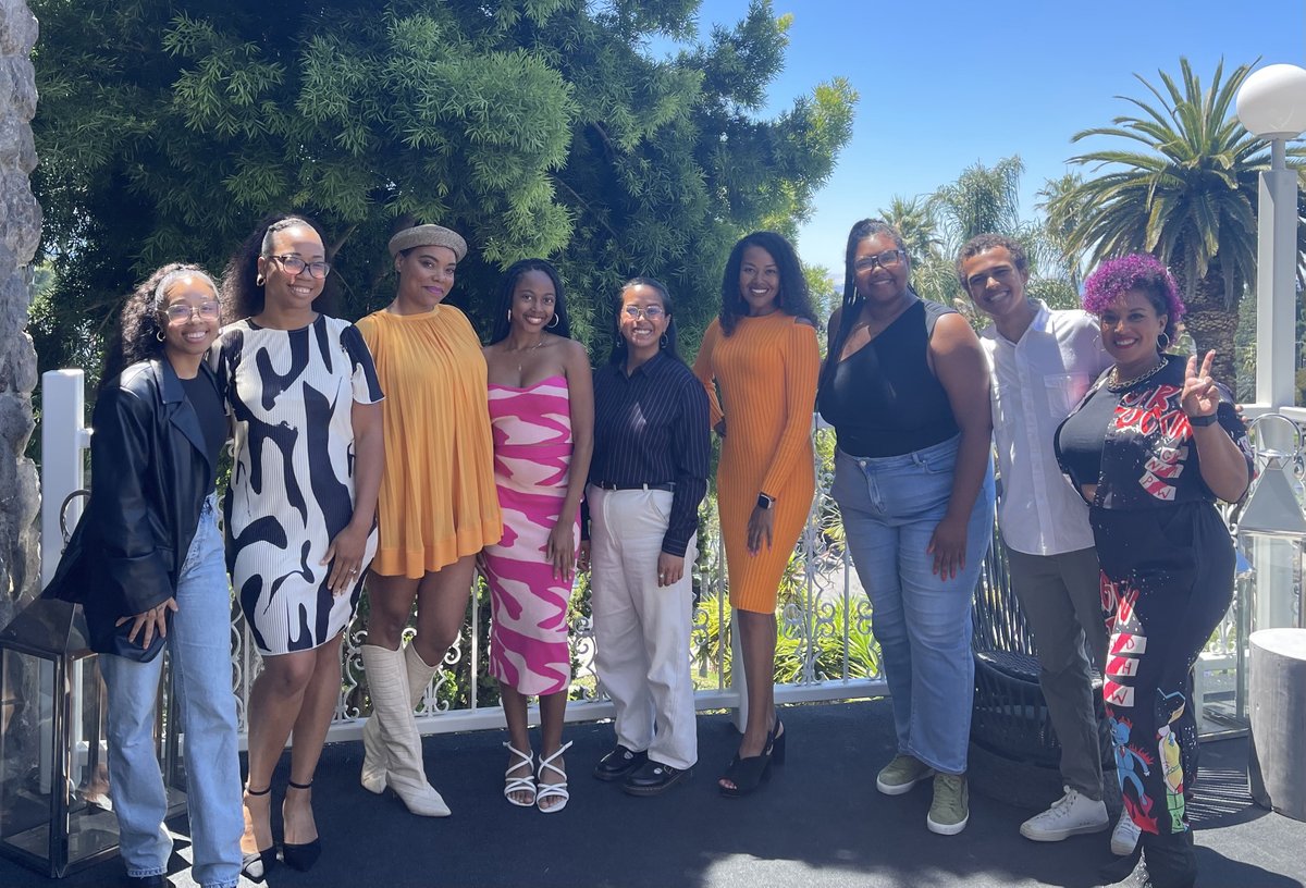 InneractProject's tweet image. Last month, we celebrated the end of our five-week Summer Design Camp with a team brunch!
Our first-ever Summer Design Camp involved
2️⃣7️⃣ MS and HS students
0️⃣5️⃣ summer staff
0️⃣4️⃣ corporate partners
and lot of growth and fun, for students and staff alike!
More to come!