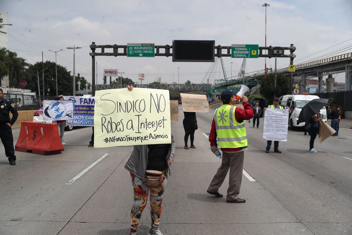 lajornadaonline's tweet image. #DíaEnImágenes Ex trabajadores de #Interjet bloquean tres carriles del #CircuitoInterior, frente a la Terminal 1 del #AICM, para exigir el pago de su indemnización.

Foto: Alfredo Domínguez.