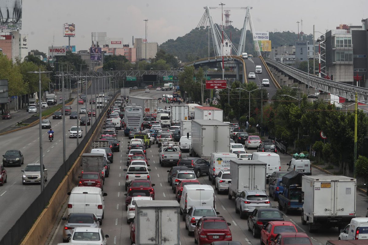 lajornadaonline's tweet image. #DíaEnImágenes Ex trabajadores de #Interjet bloquean tres carriles del #CircuitoInterior, frente a la Terminal 1 del #AICM, para exigir el pago de su indemnización.

Foto: Alfredo Domínguez.
