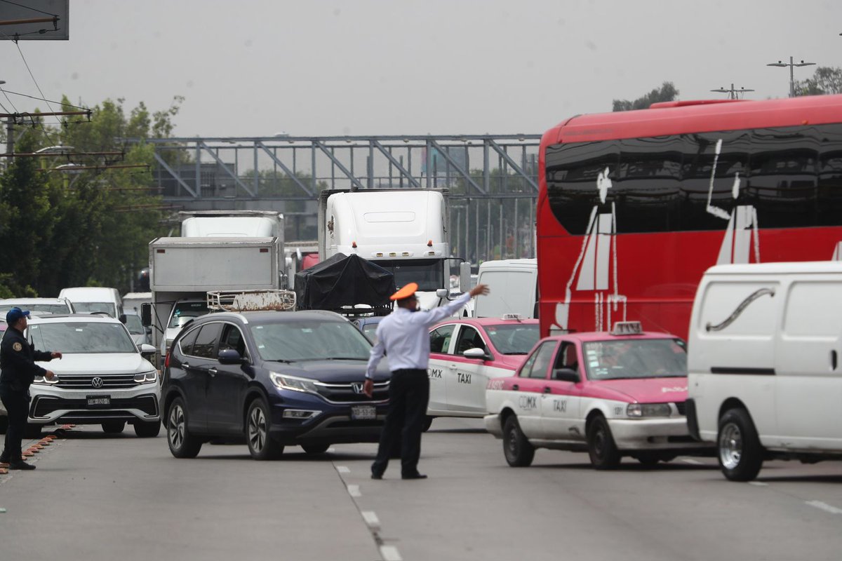lajornadaonline's tweet image. #DíaEnImágenes Ex trabajadores de #Interjet bloquean tres carriles del #CircuitoInterior, frente a la Terminal 1 del #AICM, para exigir el pago de su indemnización.

Foto: Alfredo Domínguez.