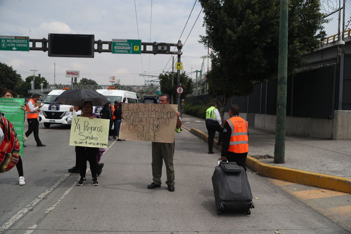 lajornadaonline's tweet image. #DíaEnImágenes Ex trabajadores de #Interjet bloquean tres carriles del #CircuitoInterior, frente a la Terminal 1 del #AICM, para exigir el pago de su indemnización.

Foto: Alfredo Domínguez.
