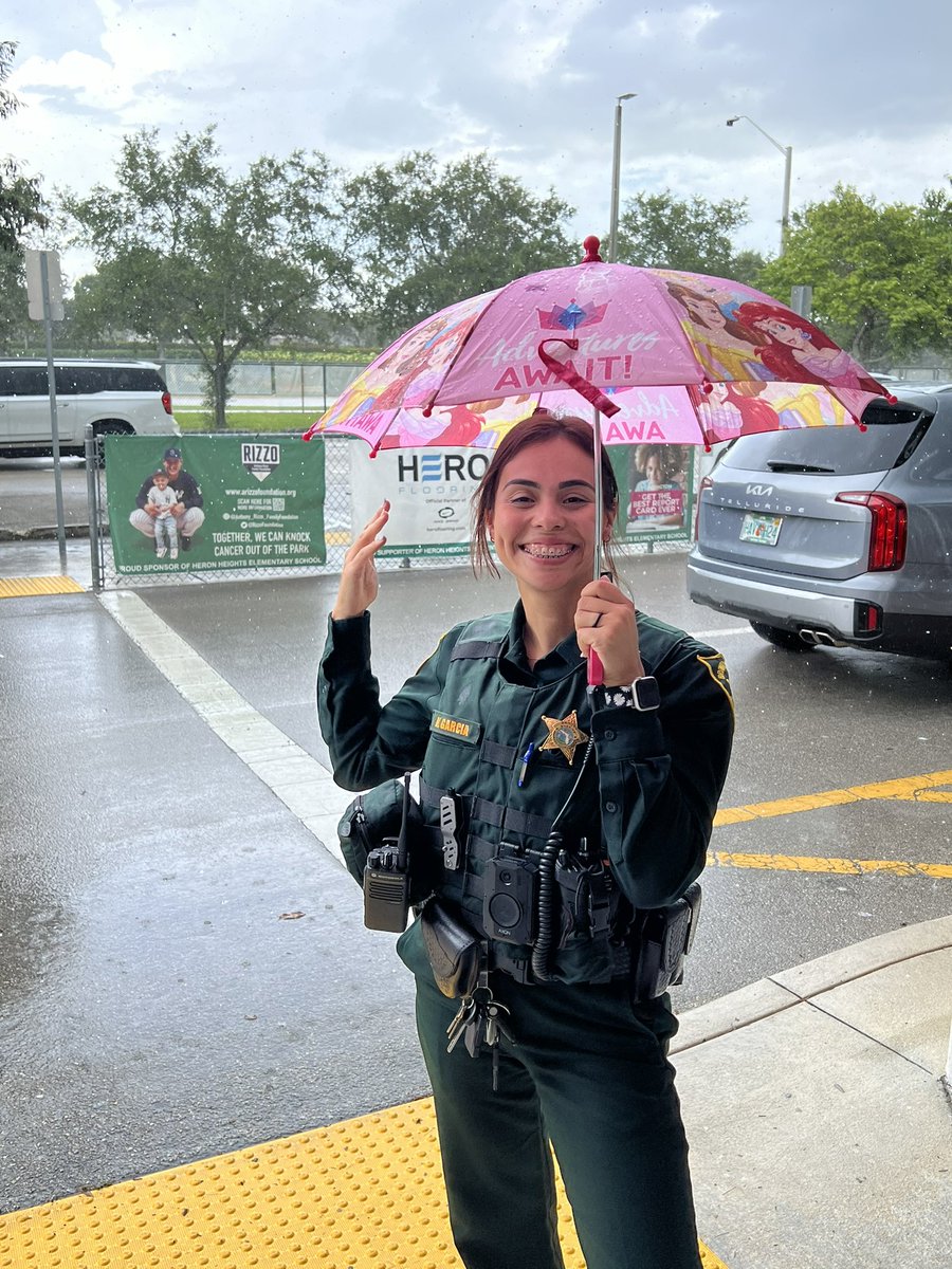 csaban4's tweet photo. Nothing can stop Deputy Garcia from assisting the kids. @bsoparkland @jennmcgreevy @browardschools https://t.co/BsiElKcSI3