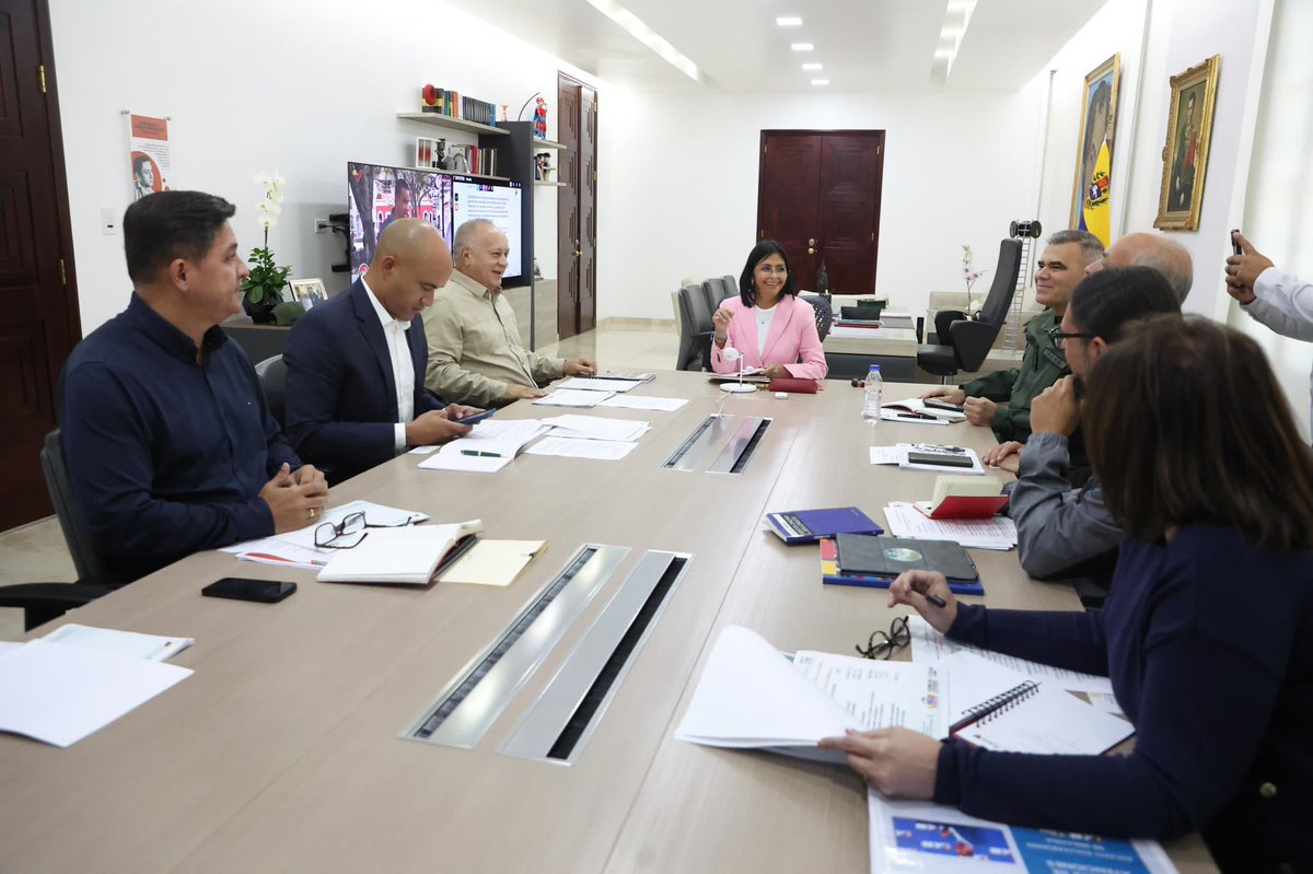 MijpVzla's tweet photo. Abordaron el inicio del año escolar 2024 - 2025, previsto para el próximo #30SEP, así como el trabajo que realizan las Bricomiles en la adecuación y embellecimiento de los planteles de todo el territorio nacional. https://t.co/79LDJBQY3C
